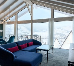 Вилла с террасой и видом на горы в Алтай Пэлас