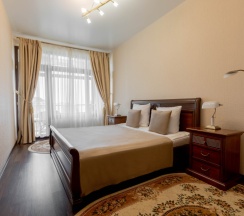 Двухместные апартаменты с 3 комнатами с балконом и с видом на море двуспальная кровать в Дом Москвы