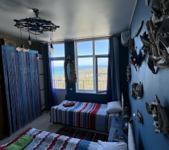 Кровать в 3-местном общем мужском номере Кусто в Дом Радости