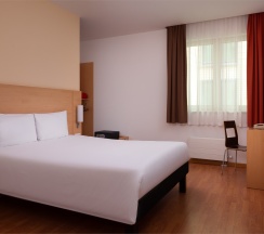 Номер Standard с двуспальной кроватью в Ibis Москва центр Бахрушин