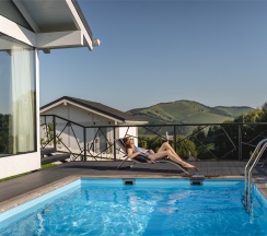 Вилла с бассейном и видом на горы в Алтай Пэлас