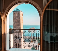 Двухместный номер Deluxe с видом на море двуспальная кровать в Отель Seven Hills Palace