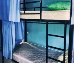 Кровать в общем мужском номере с 3-двухъярусными кроватями 12м² в Отель на Тимирязевской