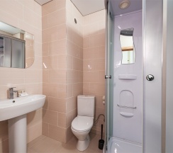 Двухуровневый большой семейный номер с балконом на 6-7 человек и видом во двор (корпус Б) в Оптимист