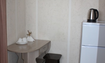 Lux (№1)- (одна двуспальная кровать, односпальная кровать и раскладной диван) в Островок