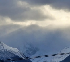 Четырёхместные апартаменты с балконом и с видом на город в White house in the mountains