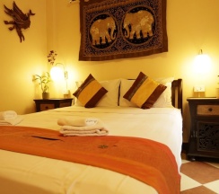Двухместный номер Deluxe с балконом двуспальная кровать в Guesthouse Liam's Suan Dok Mai