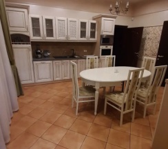 Коттедж с 3 комнатами с балконом и с видом на парк в Dipservice hall