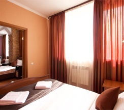 Полулюкс 4-х местный (2 двуспальные кровати или 1 двуспальная и 2 односпальные кровати) в Автодвор