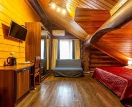 2. Семейный номер с двуспальной кроватью и диваном в Усадьба Маанселька