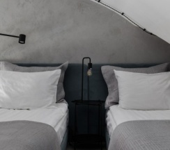 Дюплекс с мини-кухней и видом на улицу в 1715 Duplex Hotel