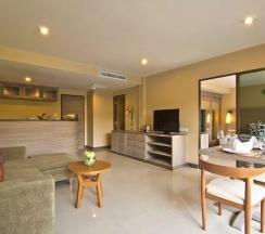 Четырёхместный семейный люкс с 2 комнатами с видом на бассейн в Green Park Resort