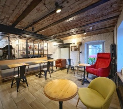 Семейный номер с мини-кухней и собственной ванной комнатой “Джоан” в Bookcase Hotel&Hostel