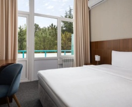 Двухместный номер Standard с видом на море двуспальная кровать в Знание