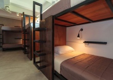 Кровать в общем номере с красивым видом из окна в Kama Bangkok - Boutique Bed & Breakfast - Hostel