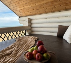 Коттедж с балконом и с красивым видом из окна в Domik_05