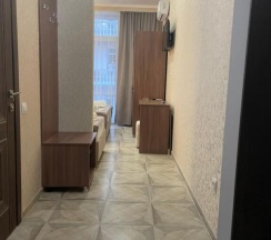Трёхместный номер Deluxe с балконом и с красивым видом из окна в Артика