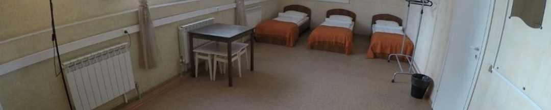 Кровать в просторном 6-ти местном номере в Литвич