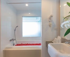 Двухместный клубный номер Executive с видом на море двуспальная кровать в Chanalai Flora Resort, Kata Beach