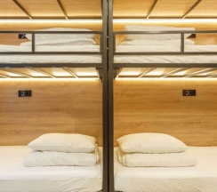 Общий 6 местный номер верхние кровати (One) в На Рубле