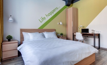 2-х местный номер с кроватью King size и видом на город в Roomy Hostel