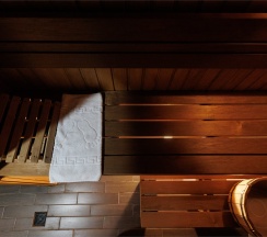 Лодж с купелью и сауной в лесной зоне в Пасторское озеро