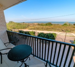 24 - Двухместный номер с балконом и прямым видом на море в Азов Инн