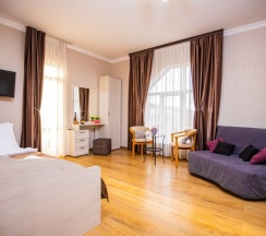 Стандарт 5-местный с двуспальной и односпальной кроватями и балконом в Джульетта