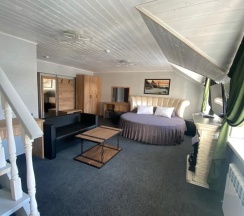 Двухуровневый люкс на мансарде в Шатун