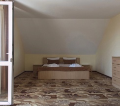 Двухместный номер Comfort Мансарда двуспальная кровать в Ростов