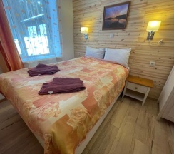 Шестиместный коттедж с 3 комнатами с красивым видом из окна в Аврора Country House