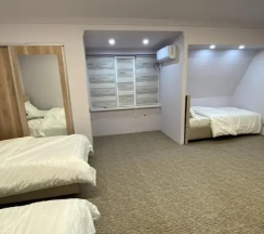 Трёхместный номер Comfort с балконом и с видом на сад в Happy Moments Hostel
