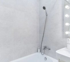 Двухместный номер Deluxe с балконом и с видом на город 2 отдельные кровати в Апартаменты Новые в Минск-Мир возле Avia mall