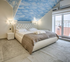 Двухместные апартаменты 17 Мансарда с видом на море двуспальная кровать в Exclusive Hotel&Apartments