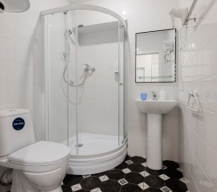 Улучшенная комната с двумя кроватями и диваном в Октавиана