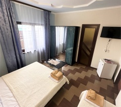 Трехместный номер с балконом в Guest house city center