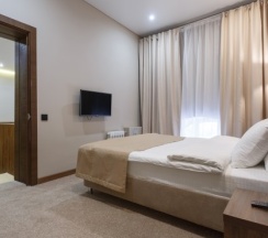 Трехместный двухкомнатный номер «ДЕЛЮКС» в Riverside Hotel