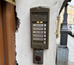 Кровать в 8-местном общем номере (Сиреневый) в Гости в гости