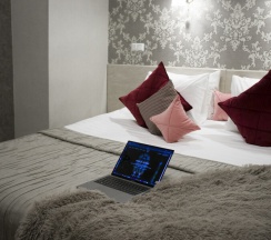 Люкс | Балерина (2+1) с высокой кроватью (180 см)  и односпальным диванчиком в Veneta rooms guesthouse