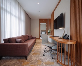 Номер люкс Модерн с 1 односпальной и 1 двуспальной кроватью в Источник