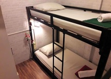 Кровать в общем номере в Bed Bangkok Hostel