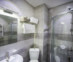 Двухместный номер Standard с балконом двуспальная кровать в Отель Tbilisi Inn