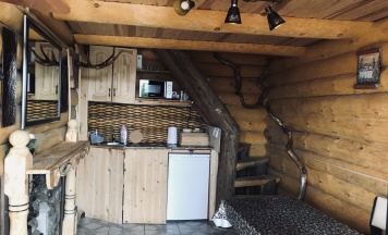 Коттедж с балконом и рядом с пляжем в Домик у медведя