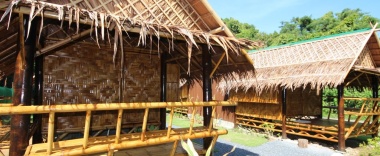 Двухместное бунгало двуспальная кровать в Phuhaya Bamboo Bungalows