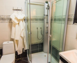 Люкс с балконом и с красивым видом из окна в Вояж