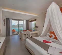 Двухместный люкс Honeymoon с видом на море двуспальная кровать в Cape Sienna Gourmet Hotel & Villas