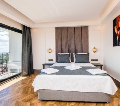 Двухместный номер Standard с балконом двуспальная кровать в Kas Pier Hotel