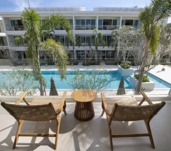 Номер Deluxe с балконом и с видом на бассейн в Niranapa Boutique Resort