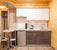“FAMILY ROOM” благоустроенный номер с двуспальной кроватью, угловым диваном и кухней в Семейный