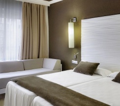 Четырёхместный номер Standard с видом на бассейн в Hotel Cesar Augustus